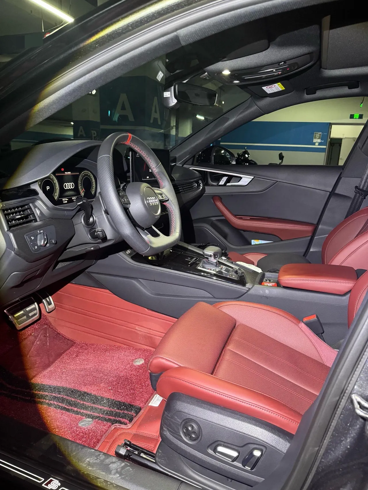 Audi 2025 A4L 2.0TFSI 40TFSI 2 million‑vehicle celebration edition, luxury sporty model, automatic transmission 7