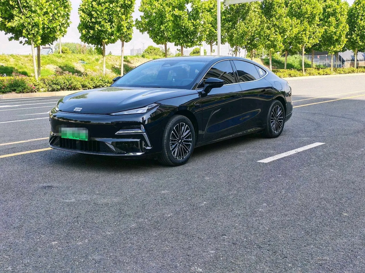 Open image lightbox: Geely Galaxy 2025 Xingyao 8 EM-i 1.5 130km Premium Edition Automatic Gear