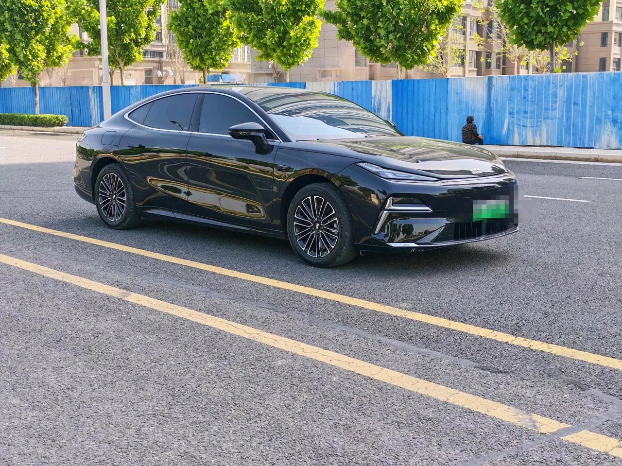 Geely Galaxy 2025 Xingyao 8 EM-i 1.5 130km Premium Edition Automatic Gear 3