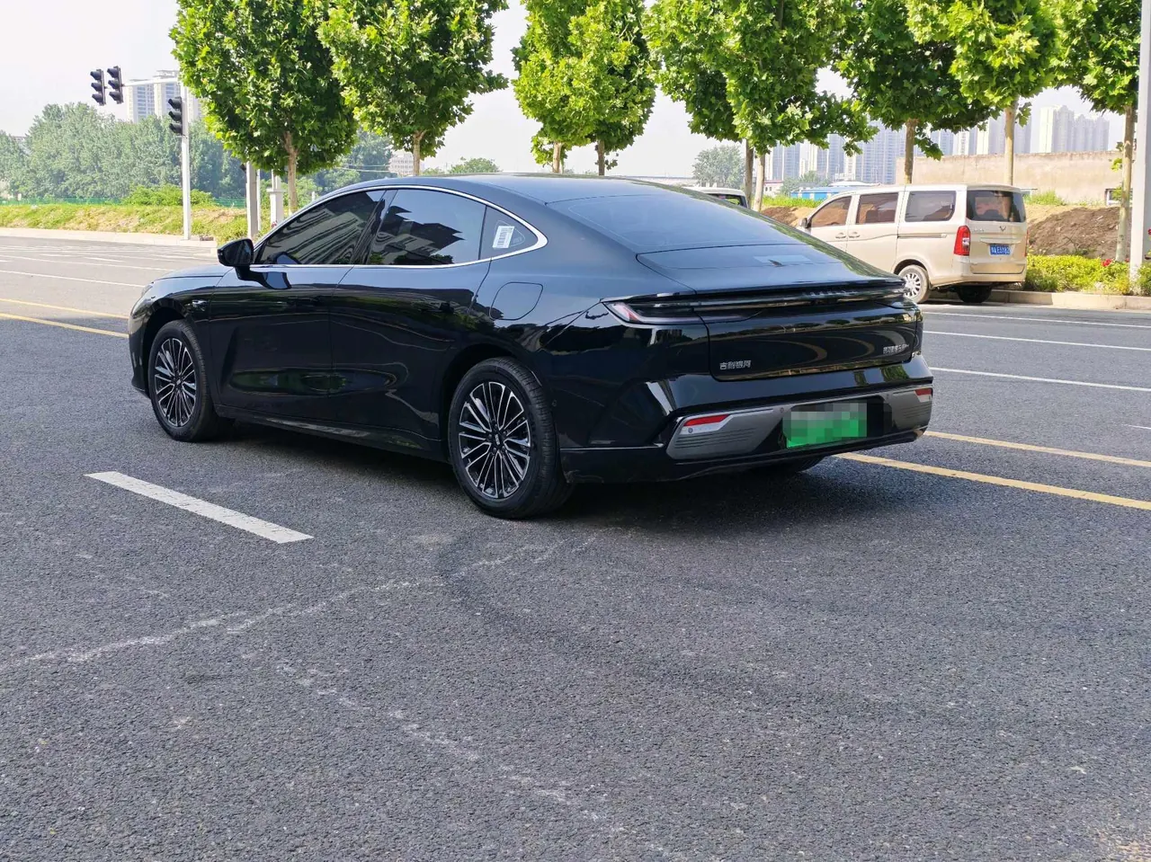 Geely Galaxy 2025 Xingyao 8 EM-i 1.5 130km Premium Edition Automatic Gear 6