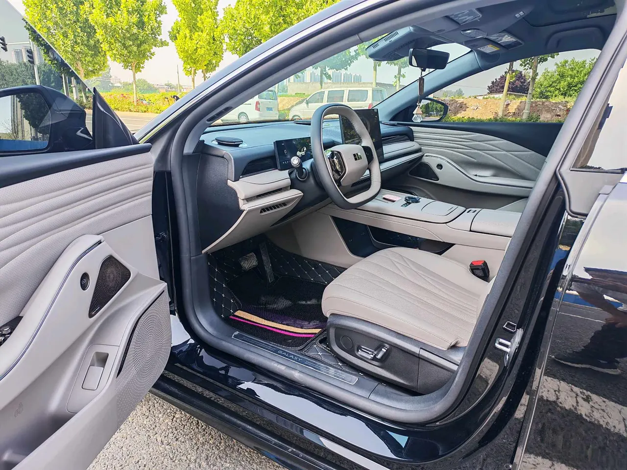 Geely Galaxy 2025 Xingyao 8 EM-i 1.5 130km Premium Edition Automatic Gear 9