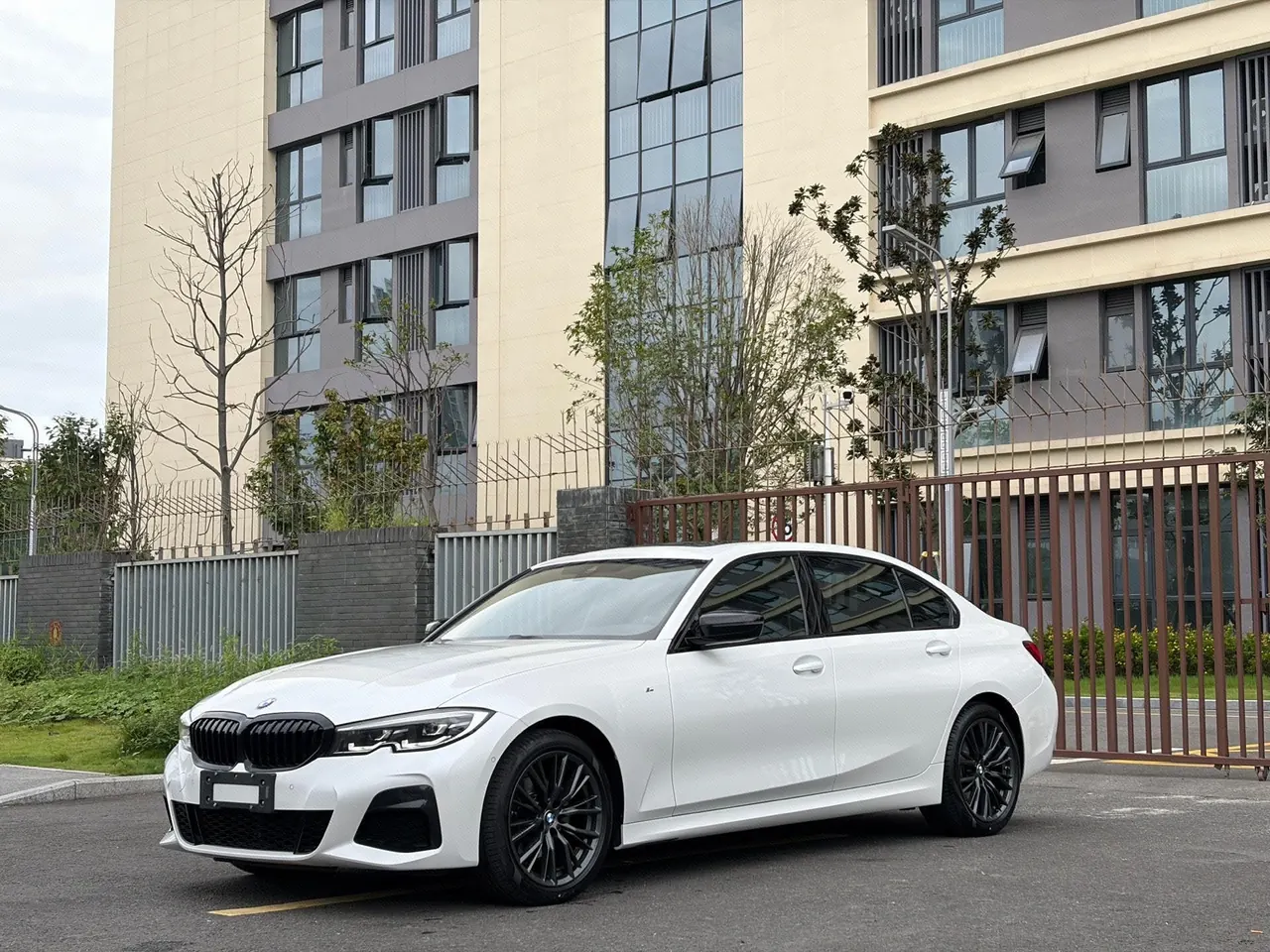 打开图片灯箱:BMW 3 Series 2022 325Li 2.0T M Sports Obsidian Night Kit (Changed) Automatic Gear