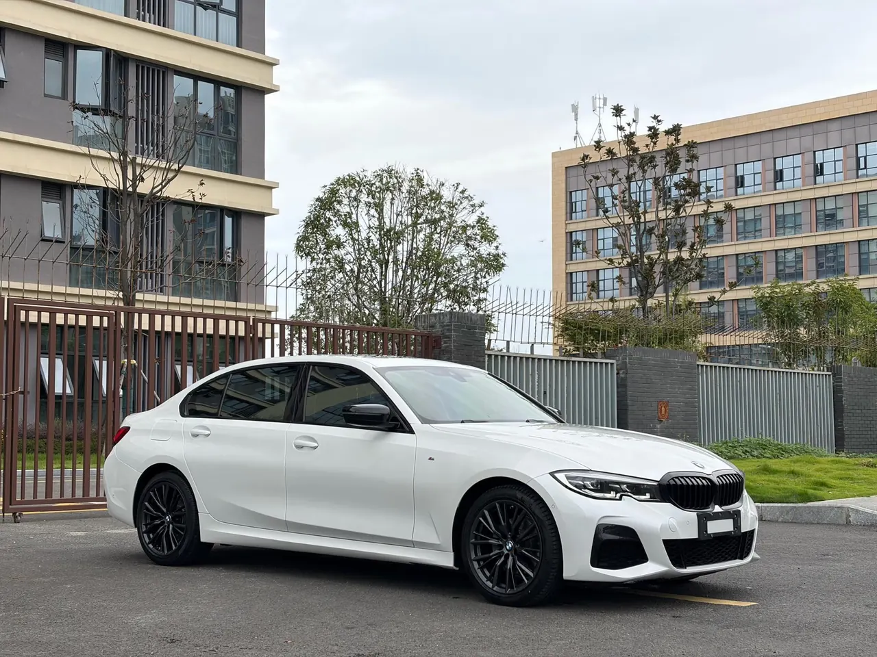 BMW 3 Series 2022 325Li 2.0T M Sports Obsidian Night Kit (Changed) Automatic Gear 3
