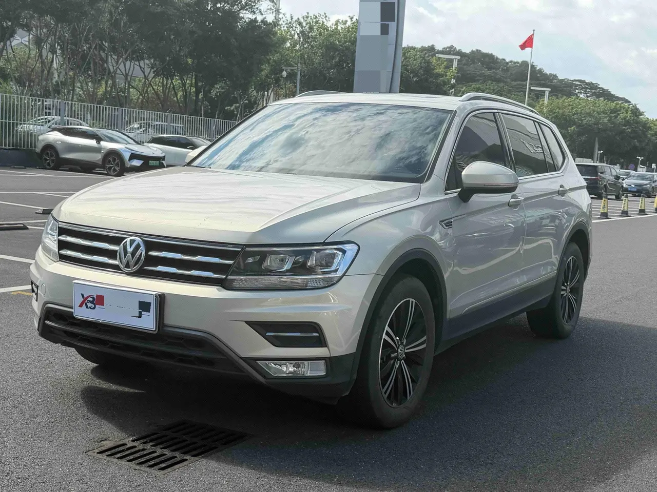 Open image lightbox: Volkswagen 2020 Tiguan L 2.0TSI 330TSI Two-Drive Panoramic Comfort Edition Automatic Gear