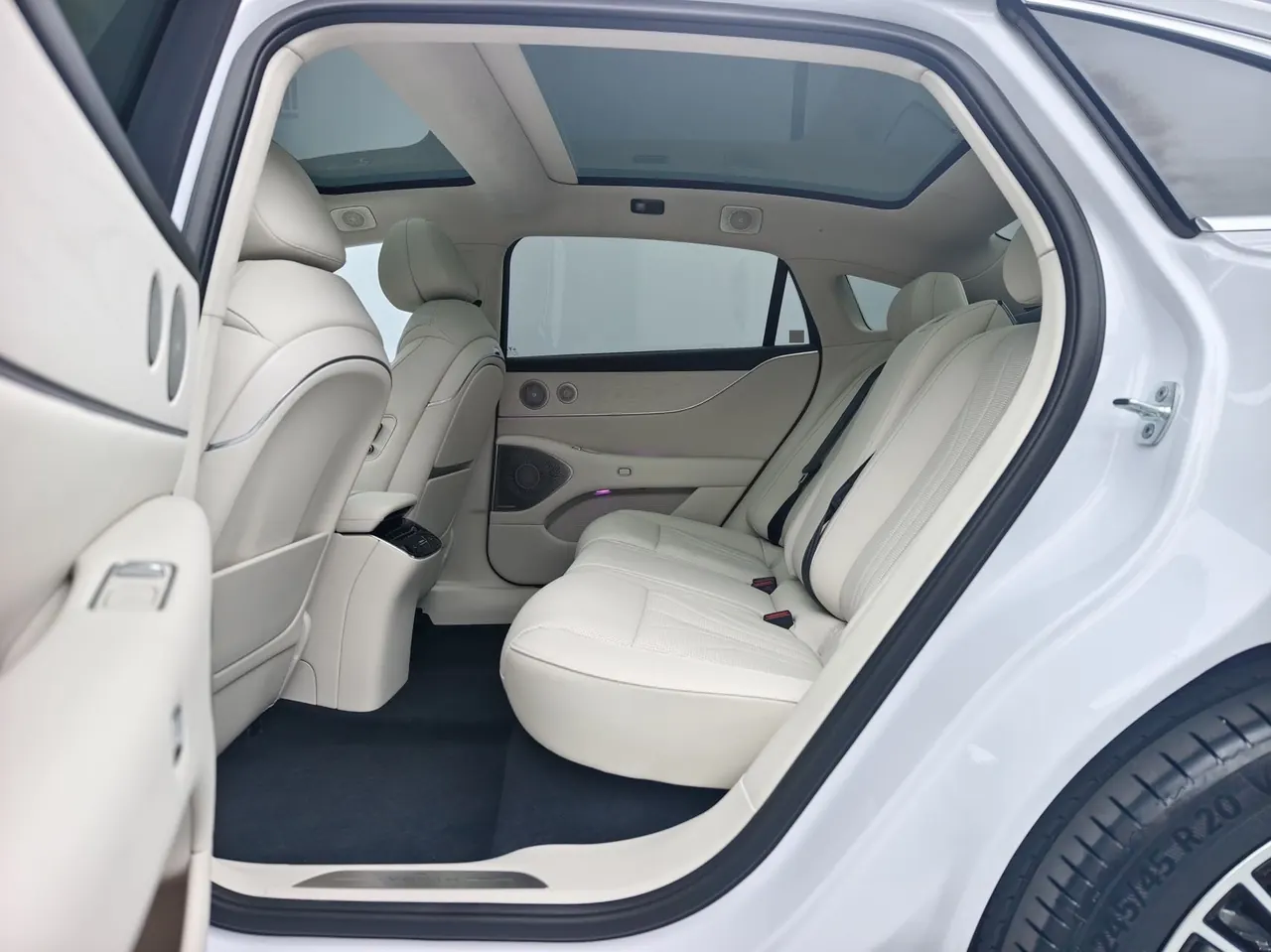 Voyah 2026 models chasing light l four-wheel drive Ultra automatic gear 6