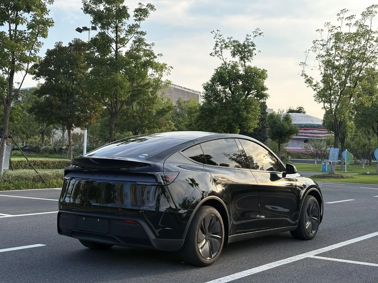 Tesla 2026 Model Y Rear-Wheel-Drive Automatic 4