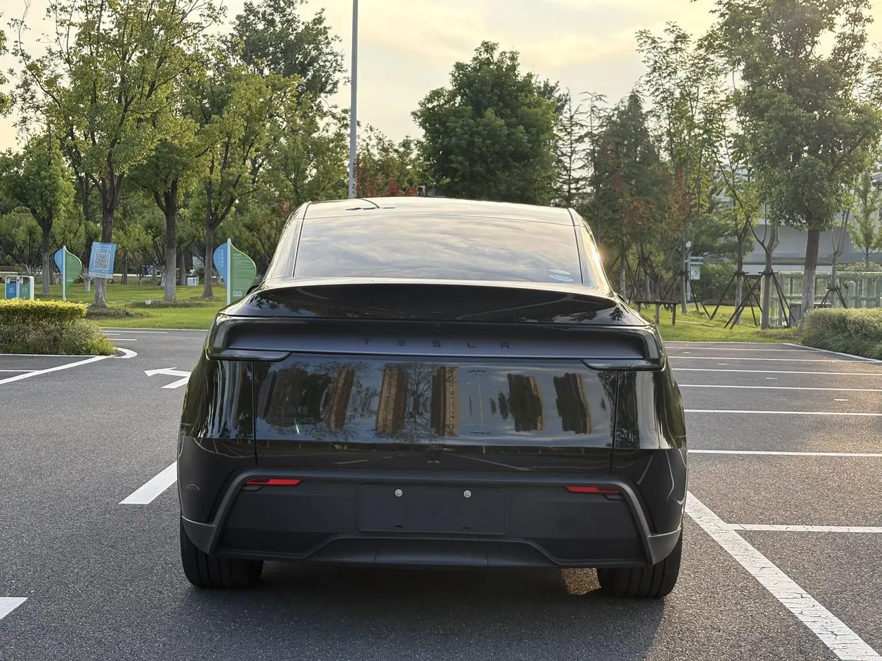 Tesla 2026 Model Y Rear-Wheel-Drive Automatic 5