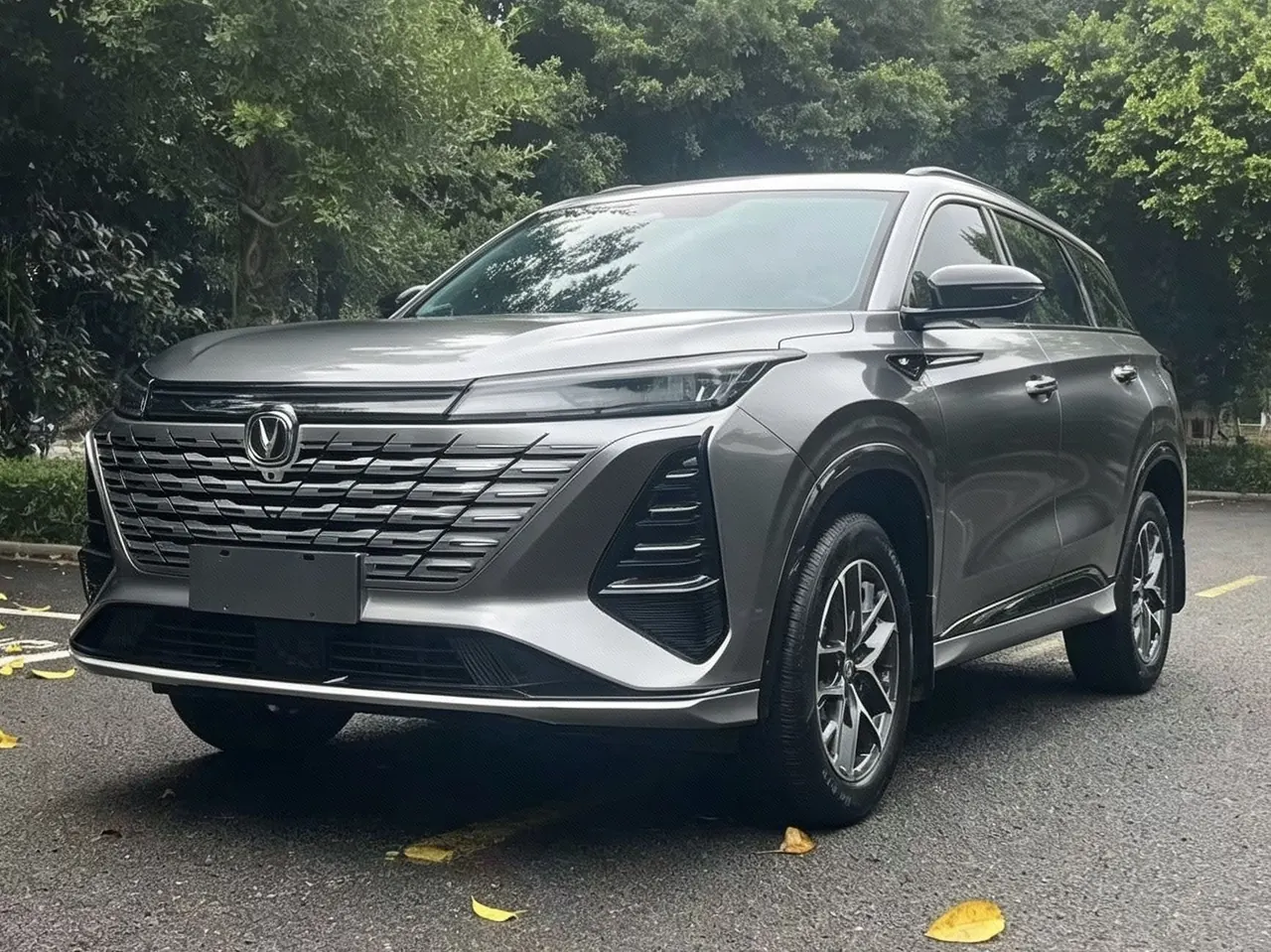 打开图片灯箱:ChangAn 2024 CS75 PLUS 1.5T Champion Edition Smart Driving and Collar Automatic Gear