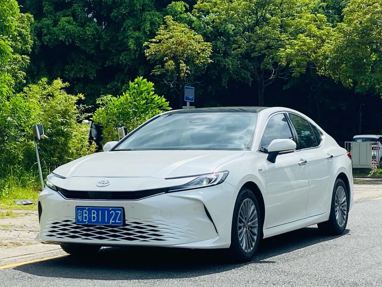 打开图片灯箱:Toyota 2024 Camry Dual Engine 2.0HG Stepless Premium Edition Automatic Gear