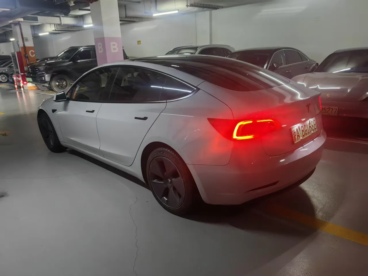 Tesla 2022 Model 3 rear-wheel drive version of automatic transmission 2