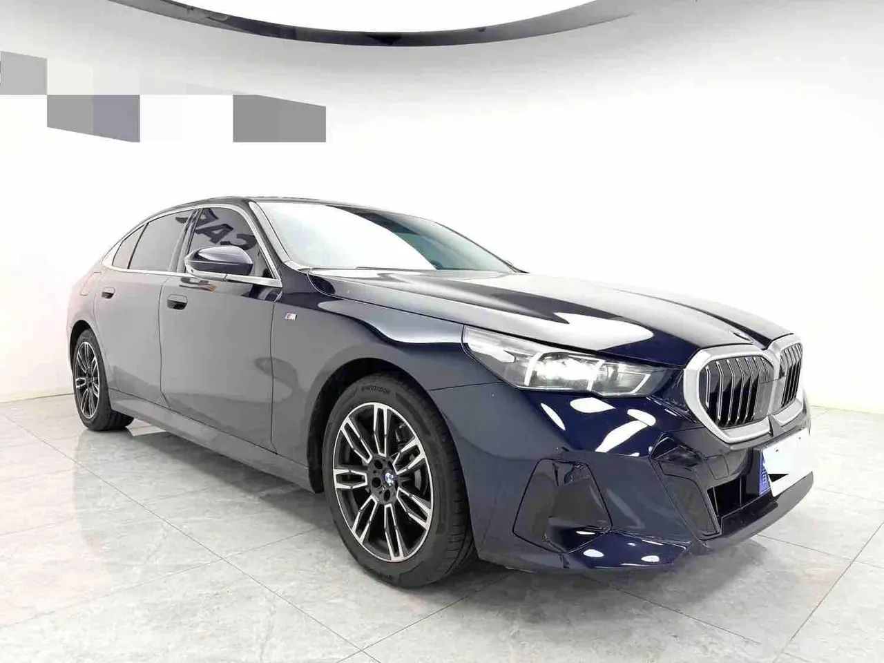 BMW 5 Series 2024 model 530Li 48V 2.0T Leading Edition M Sport Package Automatic 3