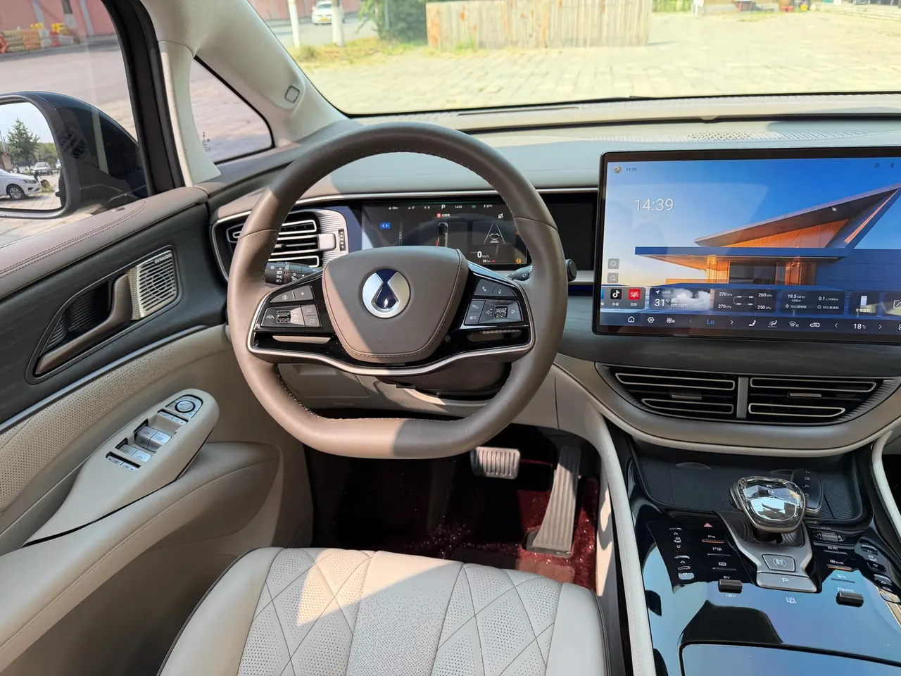 Denza 2022 Denza D9 DM-i 1.5T stepless 970 four-wheel drive flagship automatic gear 14