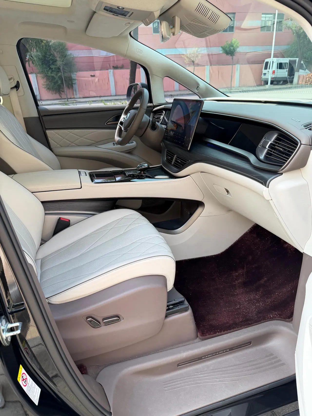 Denza 2022 Denza D9 DM-i 1.5T stepless 970 four-wheel drive flagship automatic gear 18