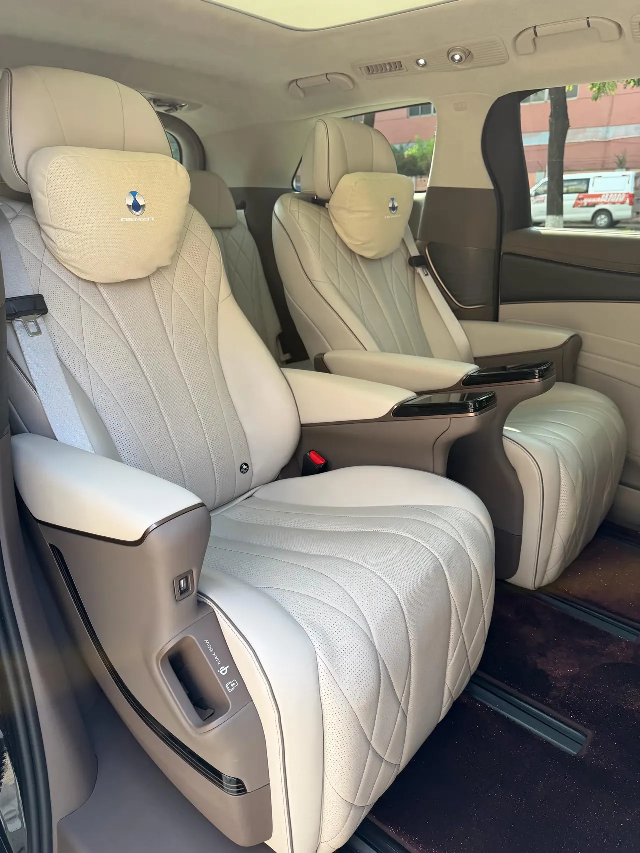 Denza 2022 Denza D9 DM-i 1.5T stepless 970 four-wheel drive flagship automatic gear 8