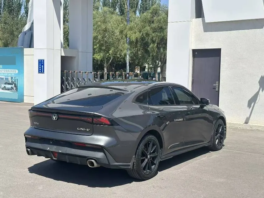 ChangAn 2022 UNI-V 1.5T honorable automatic gear 7