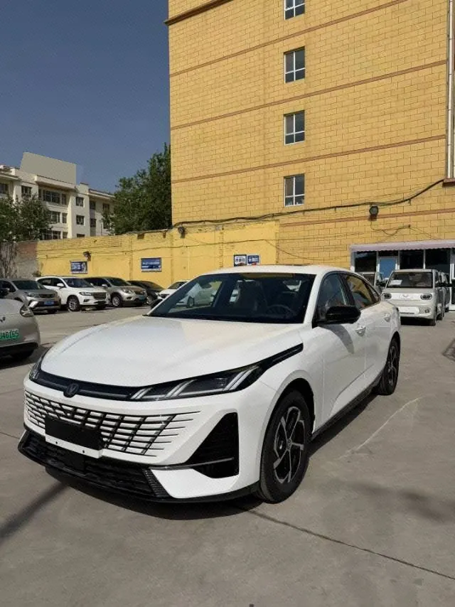 Open image lightbox: ChangAn 2025 Yidong 1.5T Blue Whale 500Bar Honorable Automatic Gear