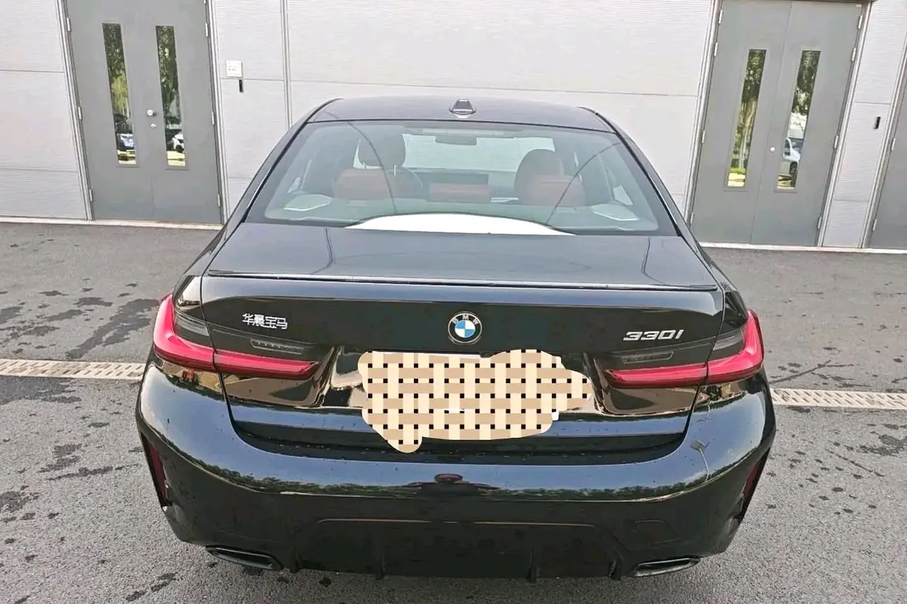 BMW 3 Series 2025 model 330i 2.0T M Sport Night Edition with automatic transmission 6