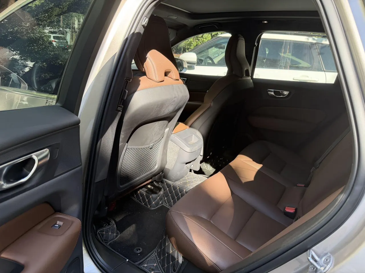 Volvo 2024 XC60 48V 2.0T B5 4-wheel-drive Zhiyi Deluxe Edition Automatic Gear 6