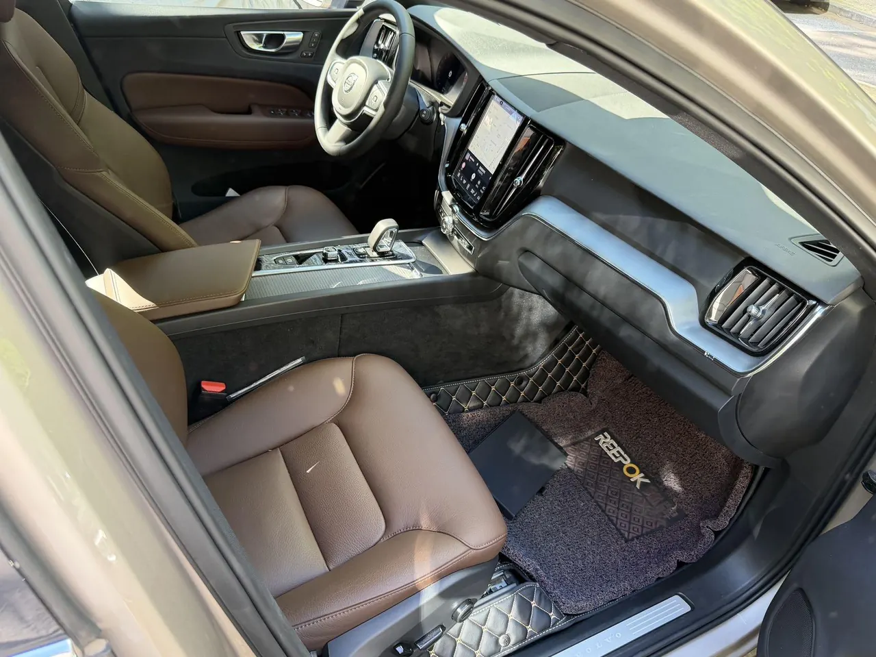 Volvo 2024 XC60 48V 2.0T B5 4-wheel-drive Zhiyi Deluxe Edition Automatic Gear 7