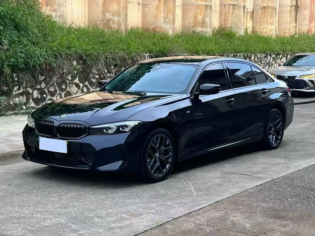Open image lightbox: BMW 3 Series 2025 model 330i 2.0T M Sport Night Edition with automatic transmission