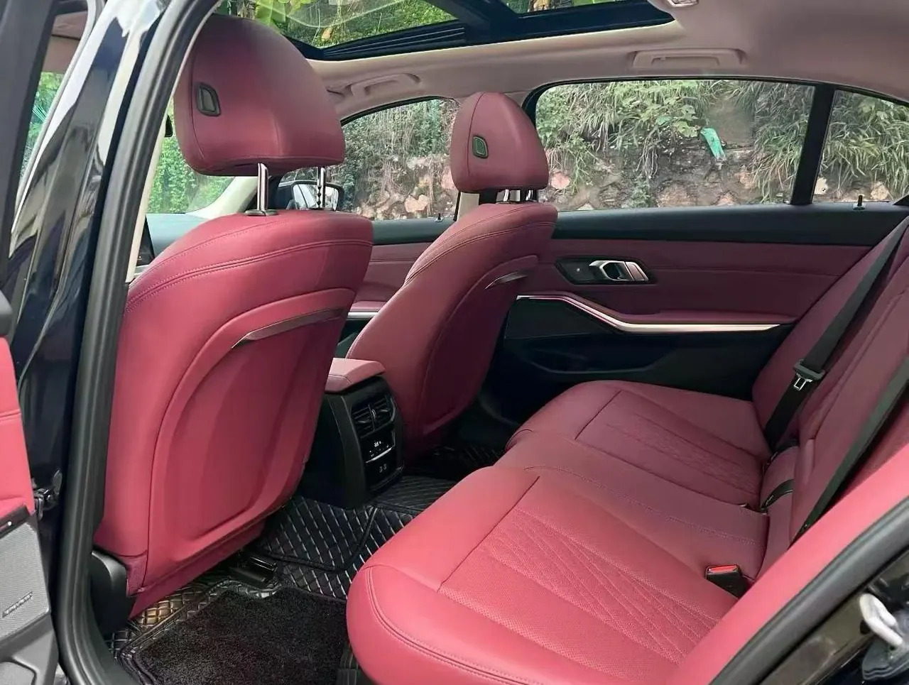 BMW 3 Series 2025 model 330i 2.0T M Sport Night Edition with automatic transmission 2