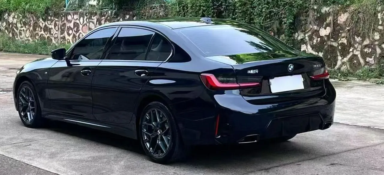 BMW 3 Series 2025 model 330i 2.0T M Sport Night Edition with automatic transmission 5