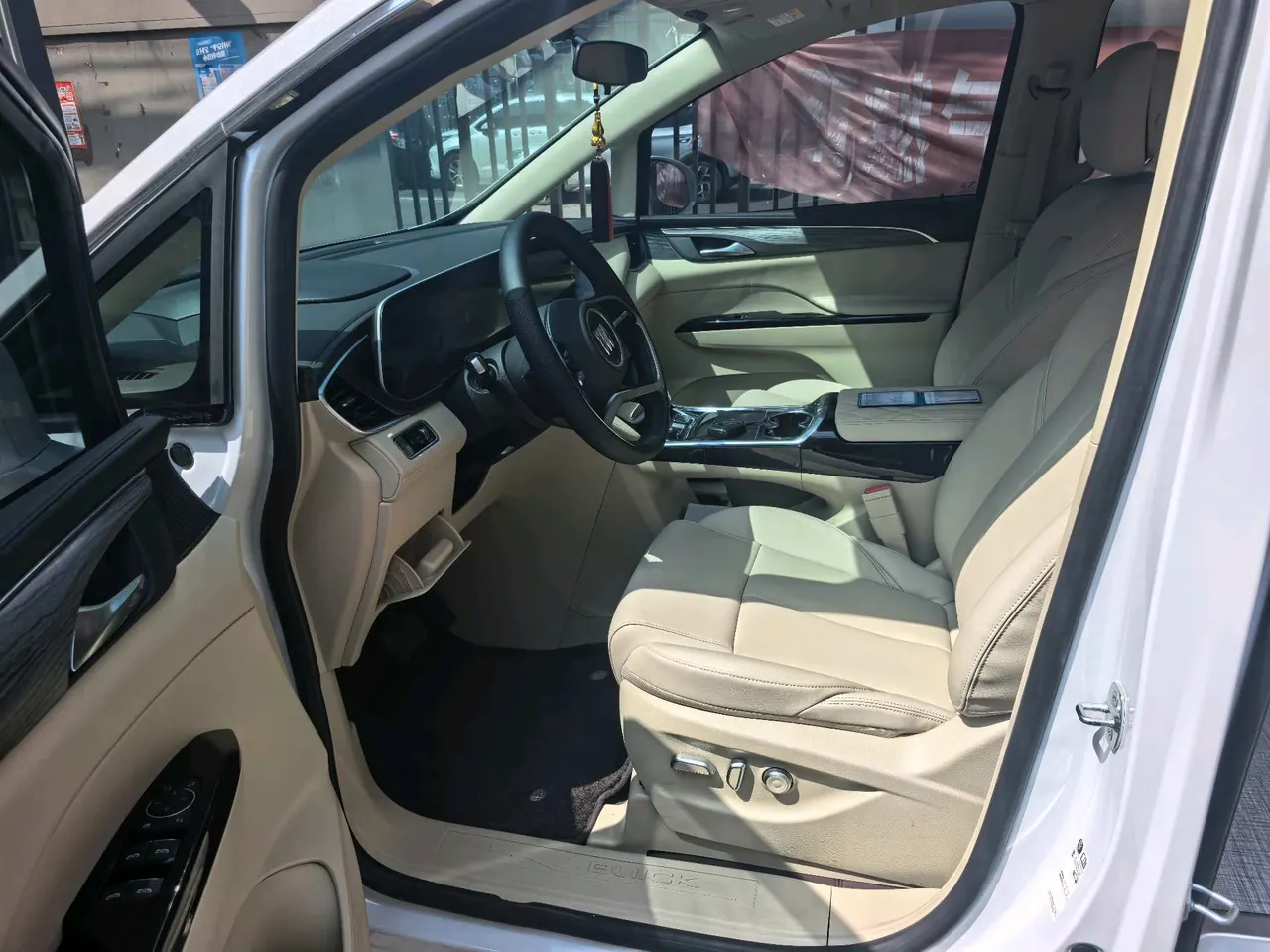 Buick 2025 GL8 Lu Shang 1.5T First Edition 7-seat Automatic Gear 3
