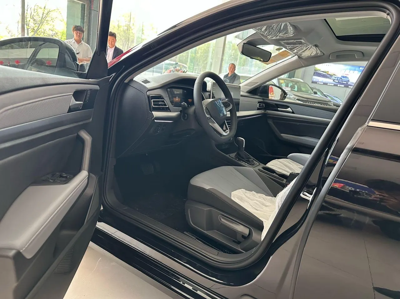 Volkswagen 2026 LaVida 1.5 5 Million Edition Automatic 4