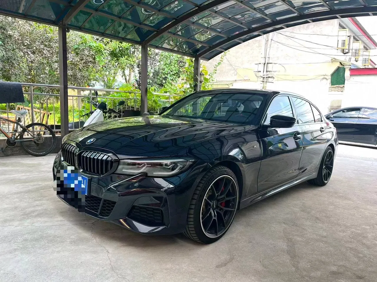 打开图片灯箱:BMW 3 Series 2021 330Li xDrive 2.0T M Sports Obsidian Night Suit Automatic Gear