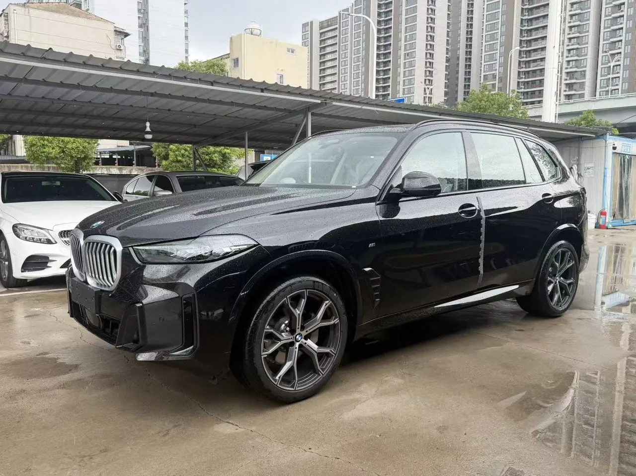 打开图片灯箱:BMW 2026 X5 xDrive30Li 48V 2.0T exclusive m sports obsidian night suit automatic gear