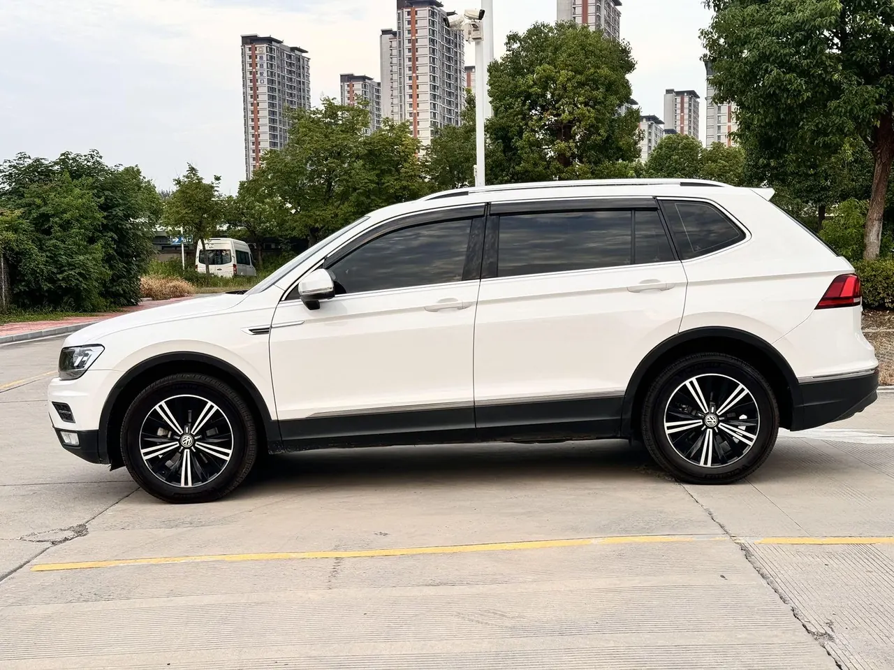 Volkswagen 2020 Tiguan L 2.0TSI 330TSI Two-Drive Panoramic Comfort Edition Automatic Gear 3