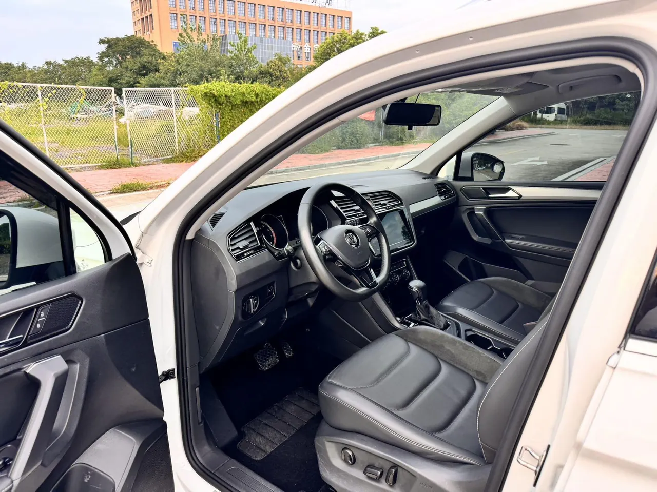 Volkswagen 2020 Tiguan L 2.0TSI 330TSI Two-Drive Panoramic Comfort Edition Automatic Gear 6