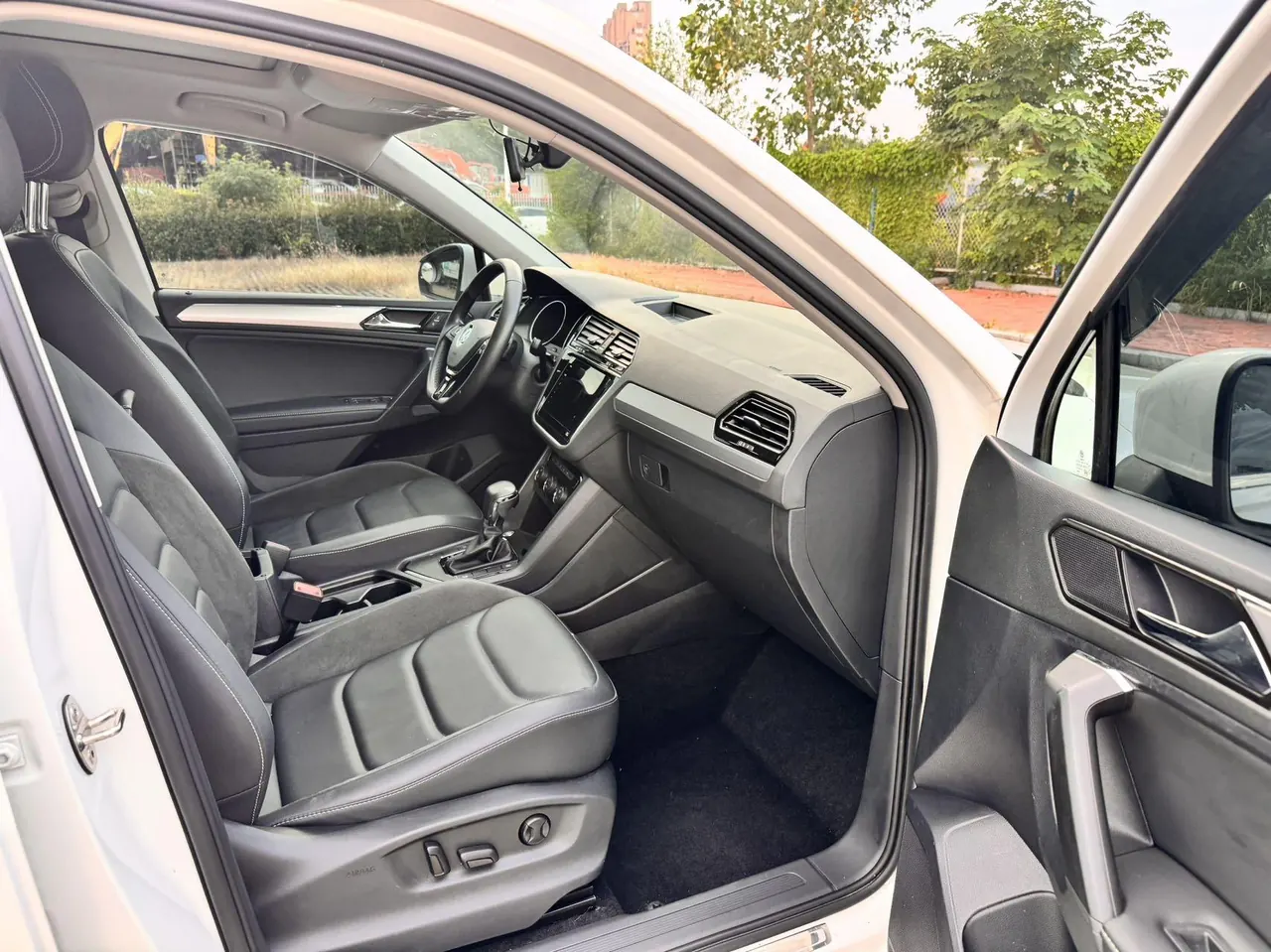 Volkswagen 2020 Tiguan L 2.0TSI 330TSI Two-Drive Panoramic Comfort Edition Automatic Gear 7