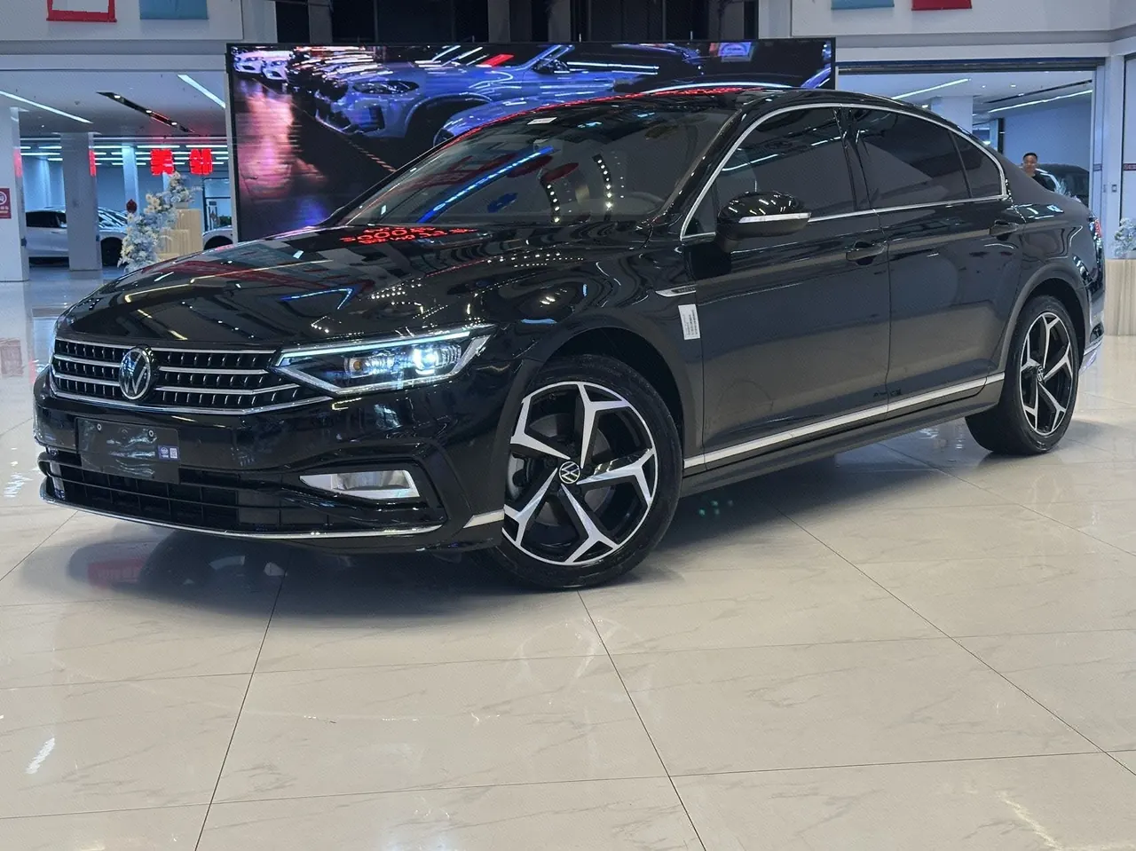 打开图片灯箱:Volkswagen 2023 Magotan 2.0TSI 330TSI 2 million Commemorative Luxury Automatic Gear
