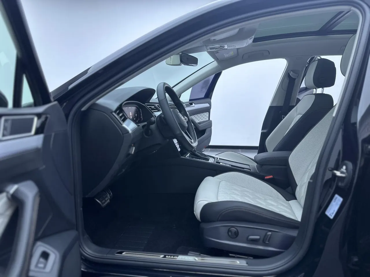 Volkswagen 2023 Magotan 2.0TSI 330TSI 2 million Commemorative Luxury Automatic Gear 12