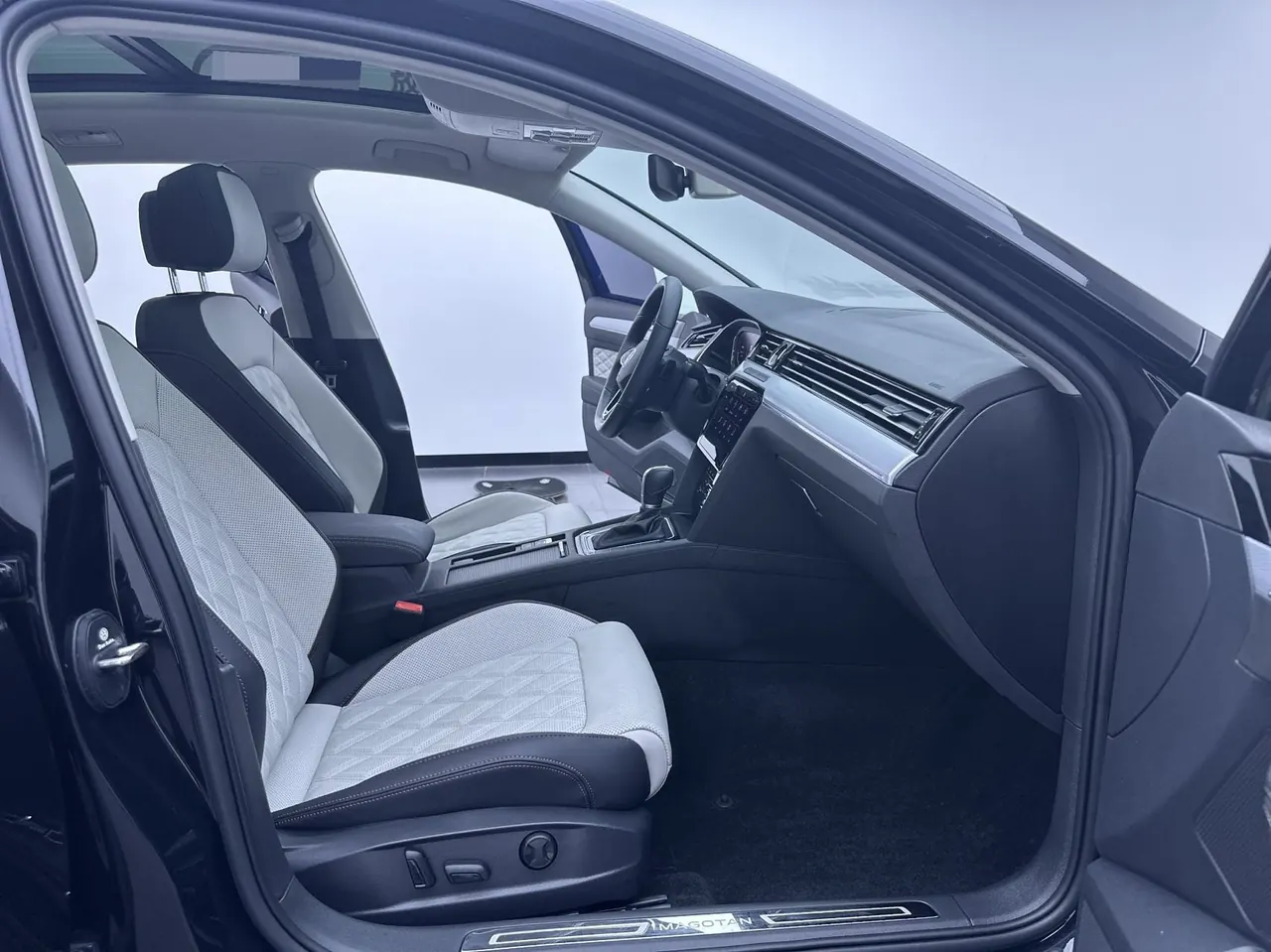Volkswagen 2023 Magotan 2.0TSI 330TSI 2 million Commemorative Luxury Automatic Gear 16