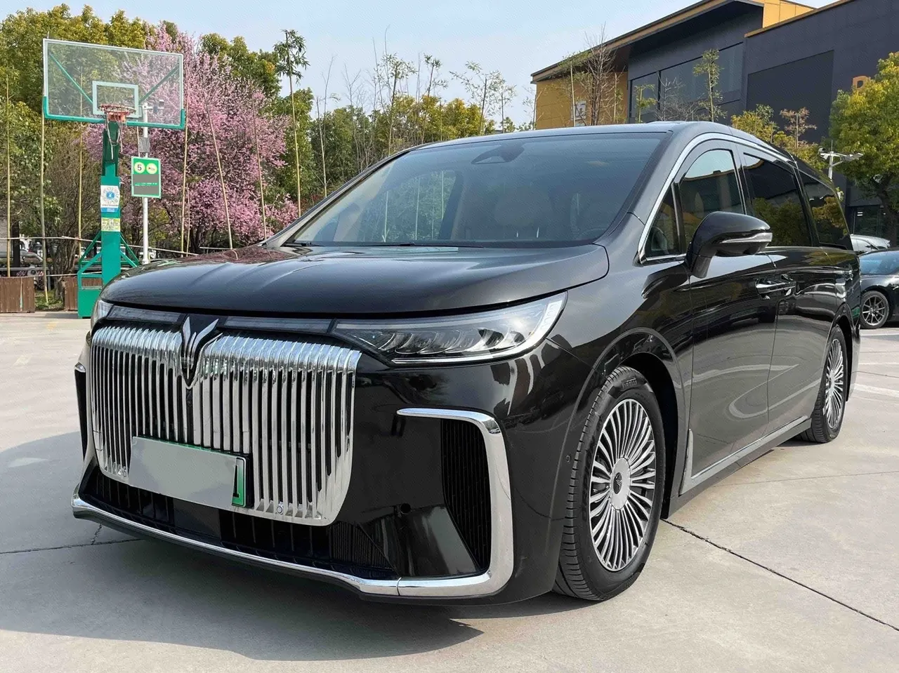 Open image lightbox: Voyah 2025 dreamers PHEV 1.5T four-wheel drive distinguished Kunpeng version automatic gear