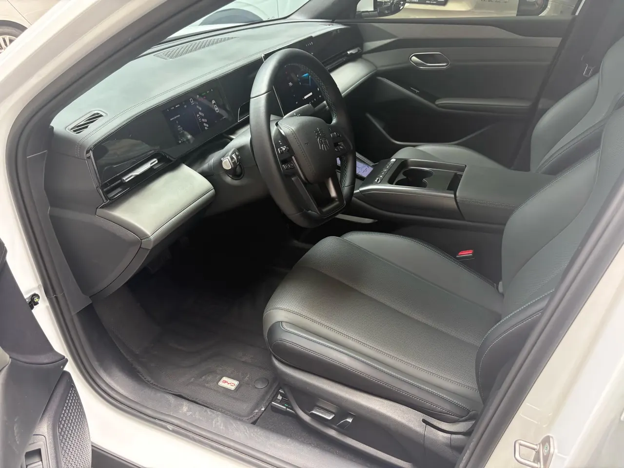BYD 2025 Qin L EV 545KM Exceed automatic gear 3