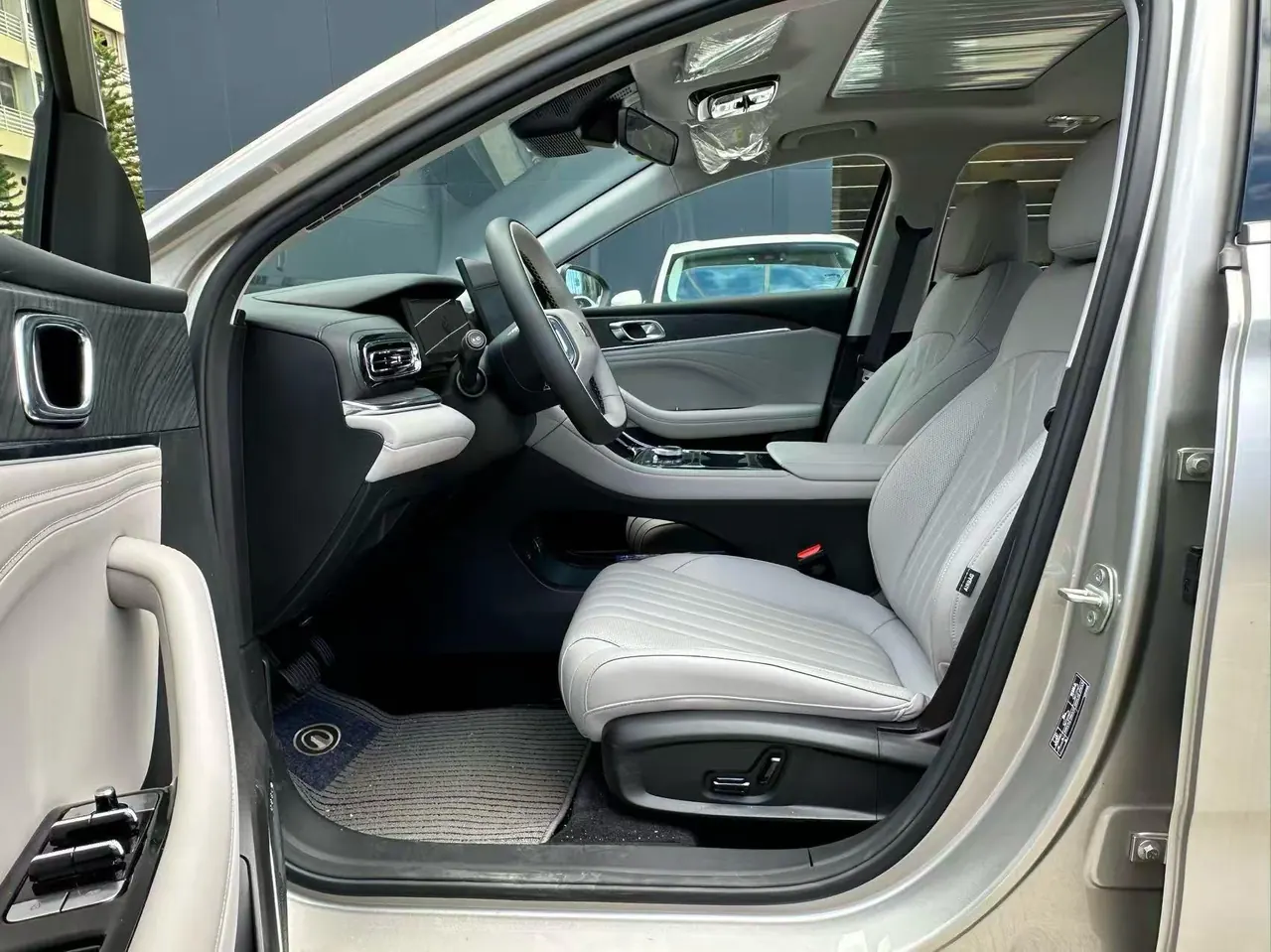 Geely Galaxy 2025 xingyao 6 EM-i 1.5 125km exploration version automatic gear 3