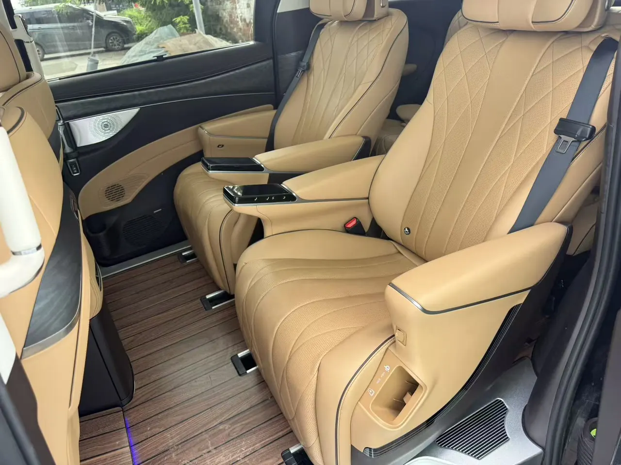 Denza 2024 Denza D9 DM-i 1.5T stepless 1050 exclusive automatic gear 3