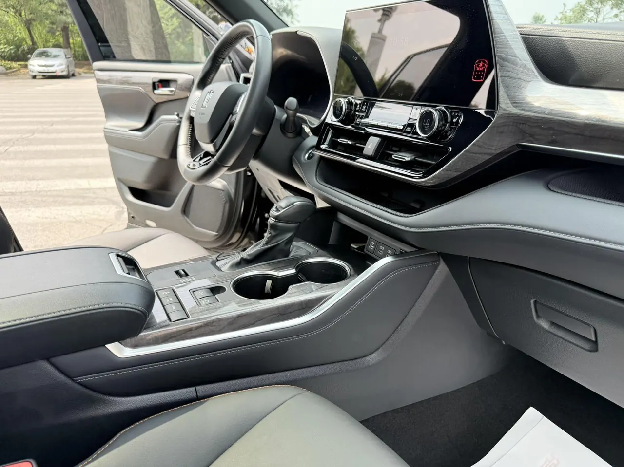 Toyota 2024 Crown Land Release HEV 2.5 Stepless Four-wheel Drive Premium Edition Automatic Gear 10