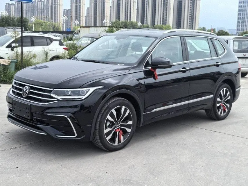 打开图片灯箱:Volkswagen 2025 Tiguan L R-Line 2.0TSI 330TSI outstanding two-wheel drive R-Line Long Yao version automatic gear