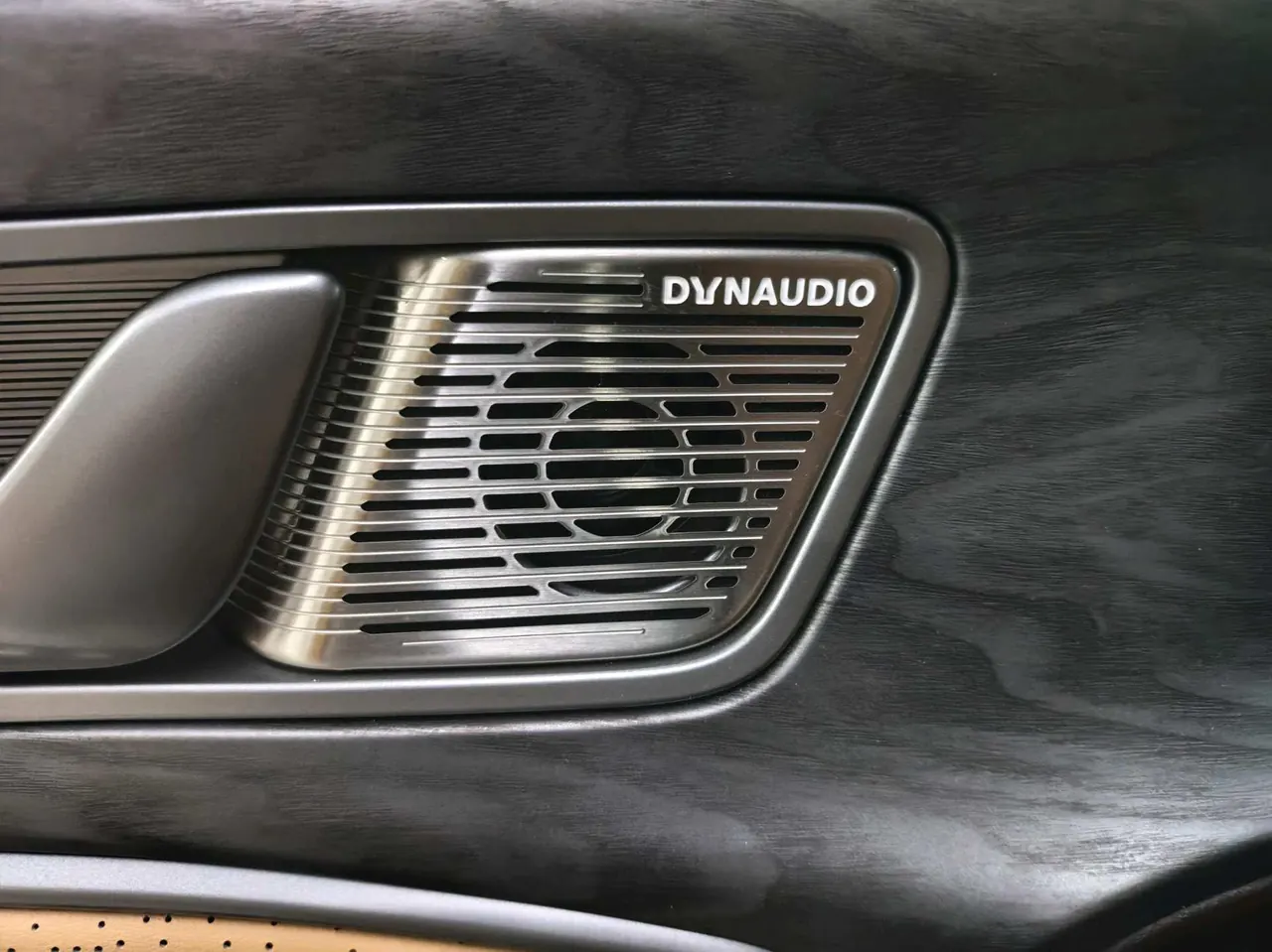 Denza 2024 Denza D9 DM-i 1.5T stepless 980 four-wheel drive distinguished automatic gear 10