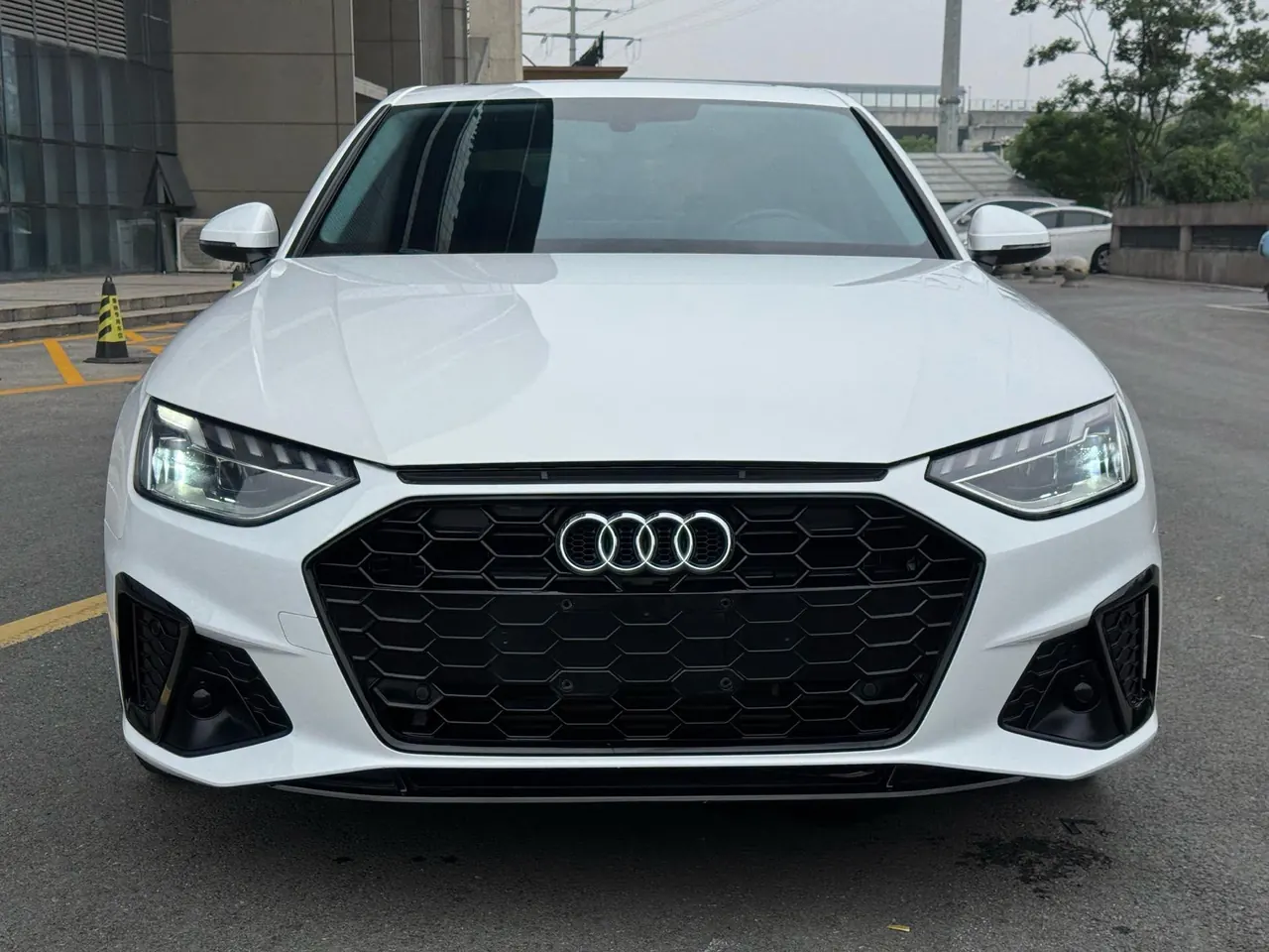 Audi 2022 A4L 2.0TFSI 40TFSI Fashion Dynamic Automatic 2