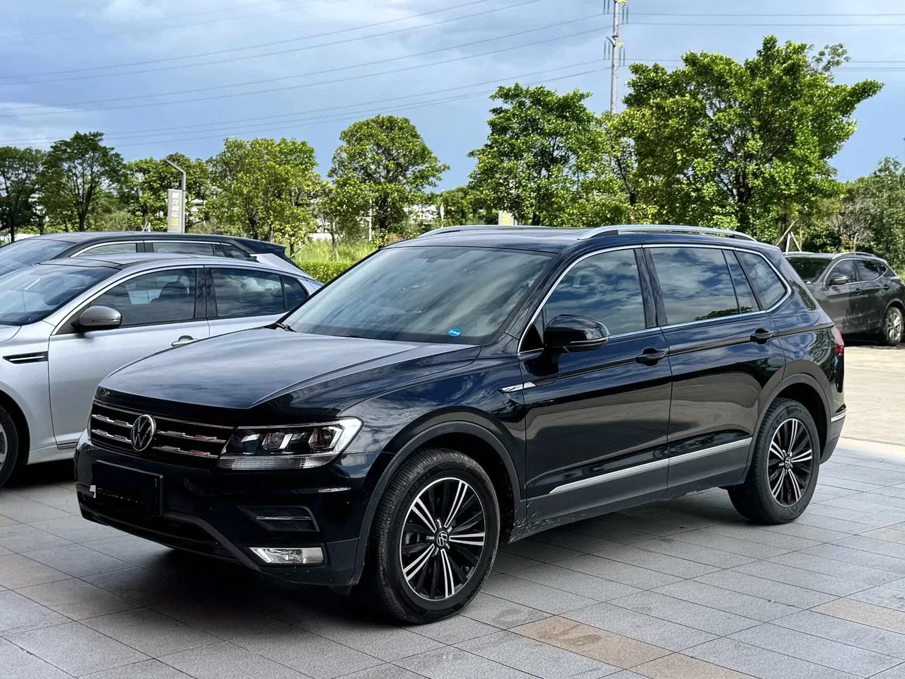 Open image lightbox: Volkswagen 2021 Tiguan L 2.0TSI 330TSI Two-Drive Smart Edition Automatic Gear