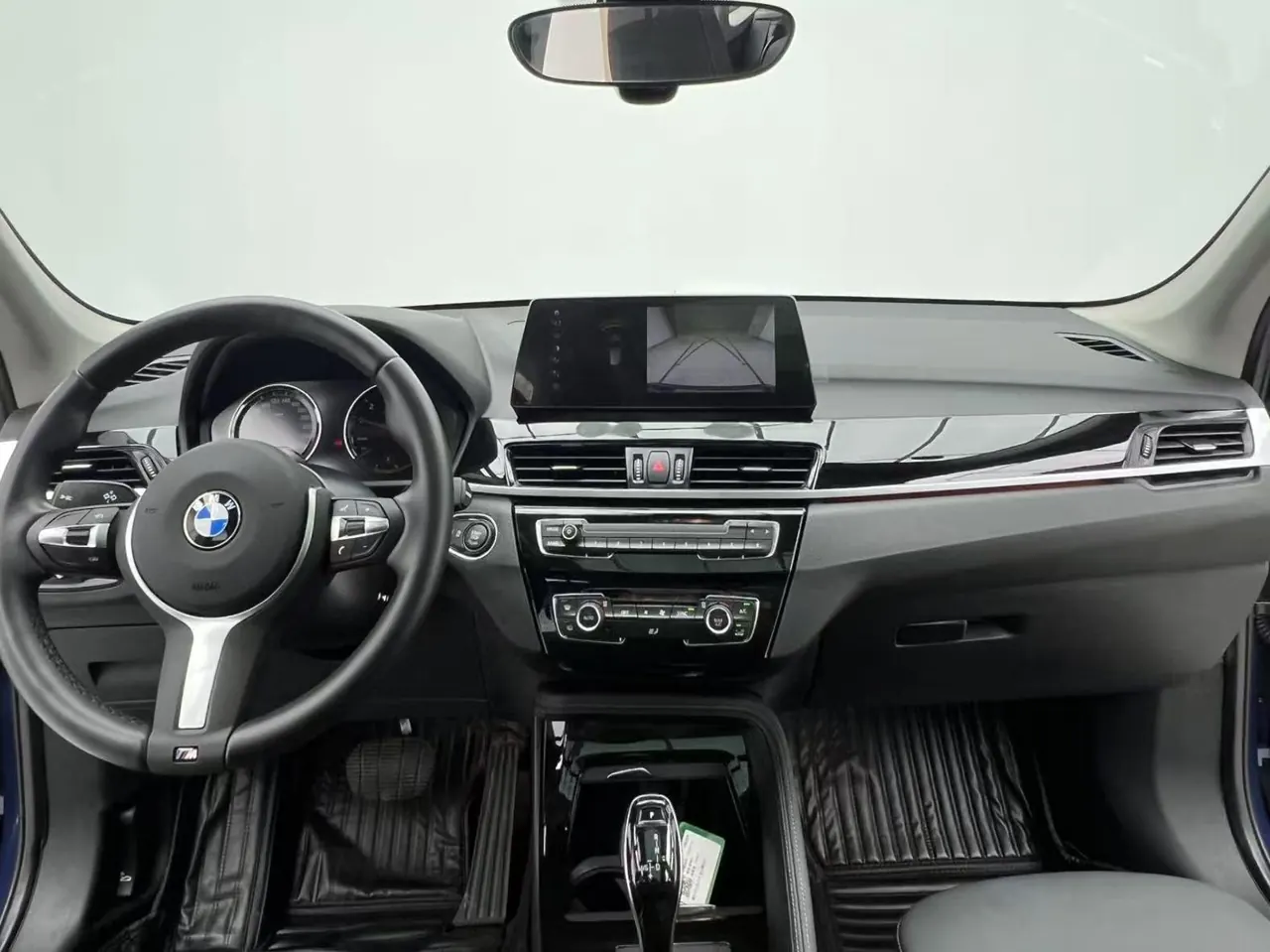 BMW 2022 X1 sDrive20Li 1.5T exclusive automatic gear 4