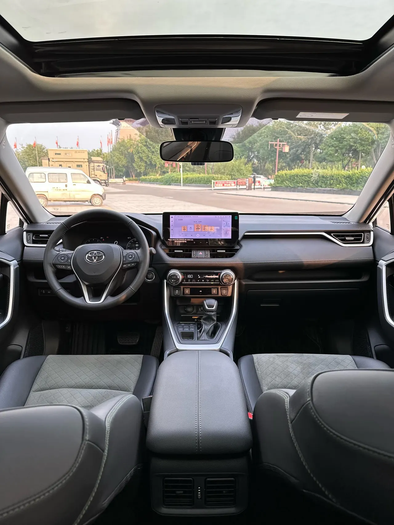 Toyota 2024 RAV4 Rongfong 2.0 Stepless Four-wheel Drive Adventure Plus Edition Automatic Gear 3