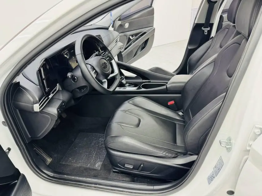 Hyundai 2023 Elantra -3-compartment 1.5 stepless LUX premium automatic gear 4