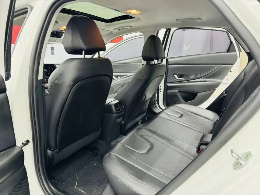 Hyundai 2023 Elantra -3-compartment 1.5 stepless LUX premium automatic gear 5