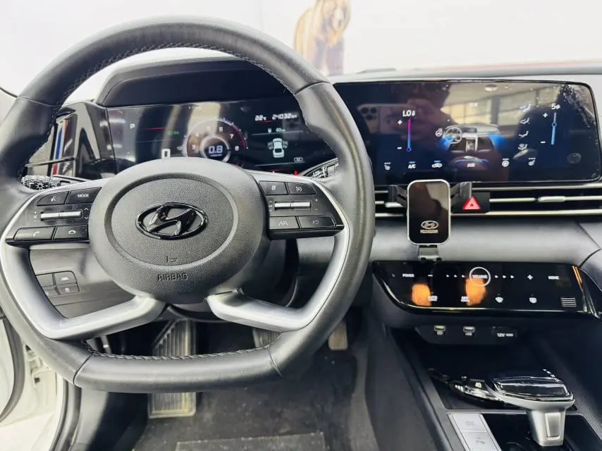Hyundai 2023 Elantra -3-compartment 1.5 stepless LUX premium automatic gear 6